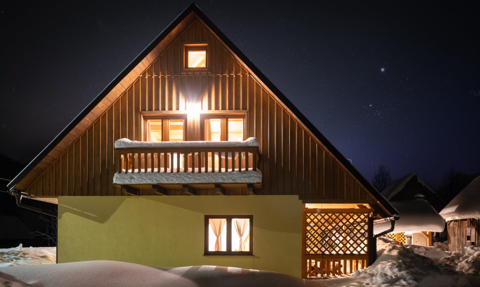 Kuća Amalia – prednja fasada kuće u snijegu noću