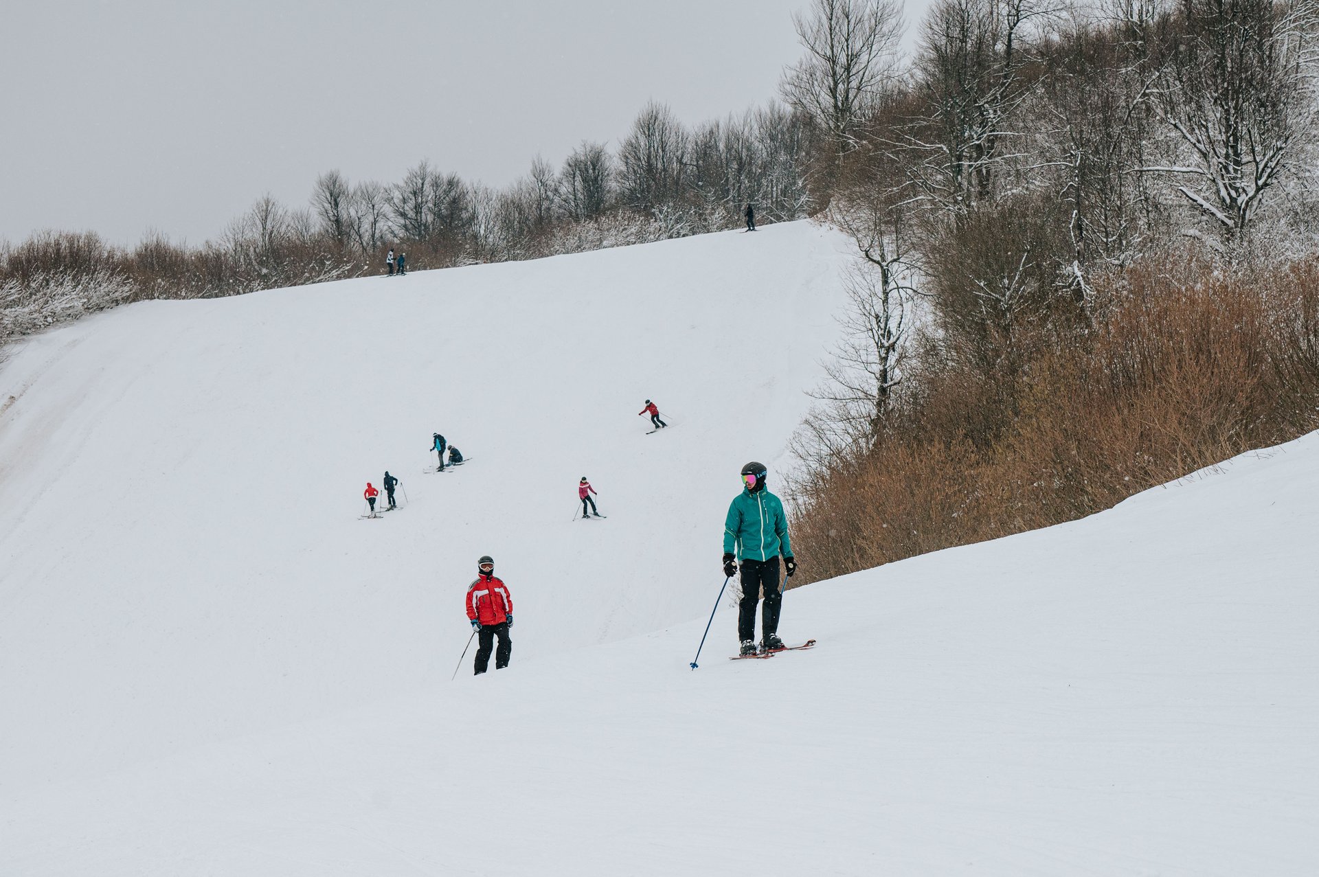 Skijaši na stazi Čelimbaše, pogled niz padinu