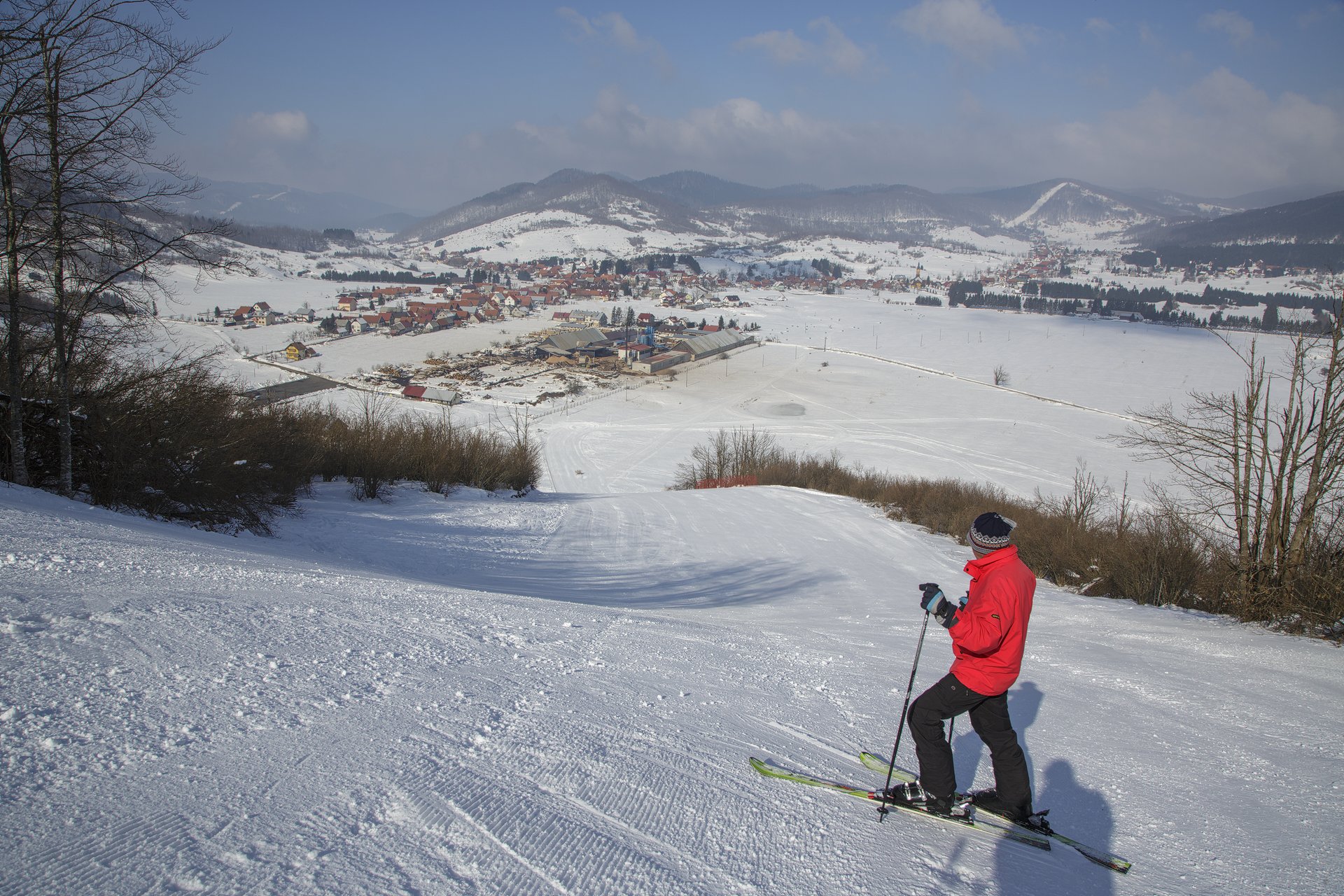 Skijaš na Čelimbaši s pogledom na zasniježeni Mrkopalj